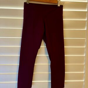Lululemon Burgundy sz4 low rise crop
